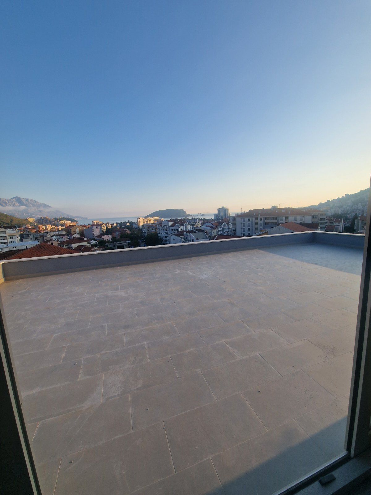 amforaproperty.com/Nov trosoban penthouse 204m² sa panoramskim pogledom na more i grad u Budvi, Rozino