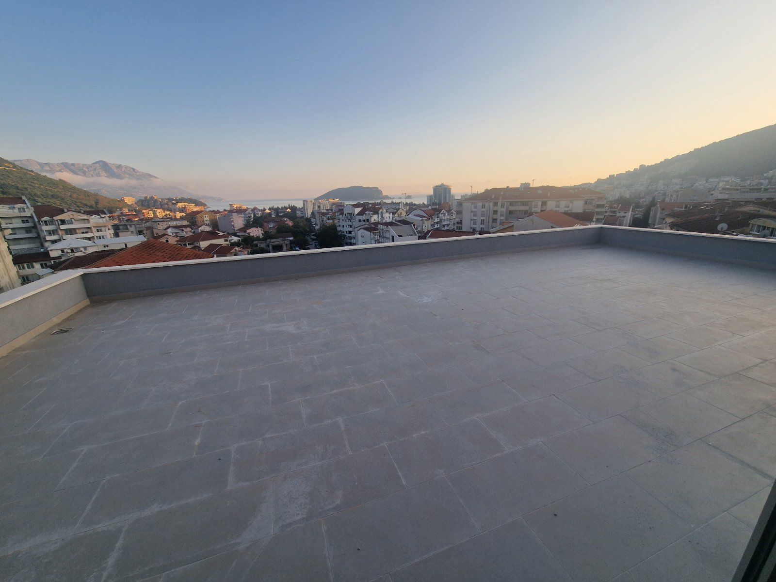 amforaproperty.com/Nov trosoban penthouse 204m² sa panoramskim pogledom na more i grad u Budvi, Rozino