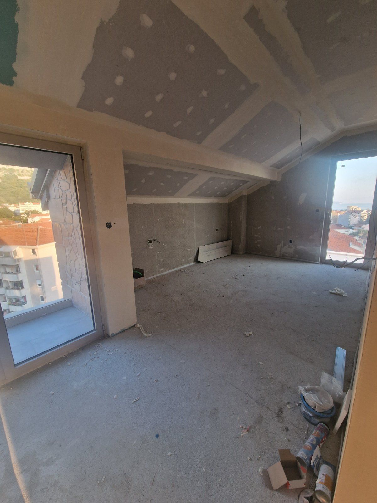 amforaproperty.com/Nov trosoban penthouse 204m² sa panoramskim pogledom na more i grad u Budvi, Rozino