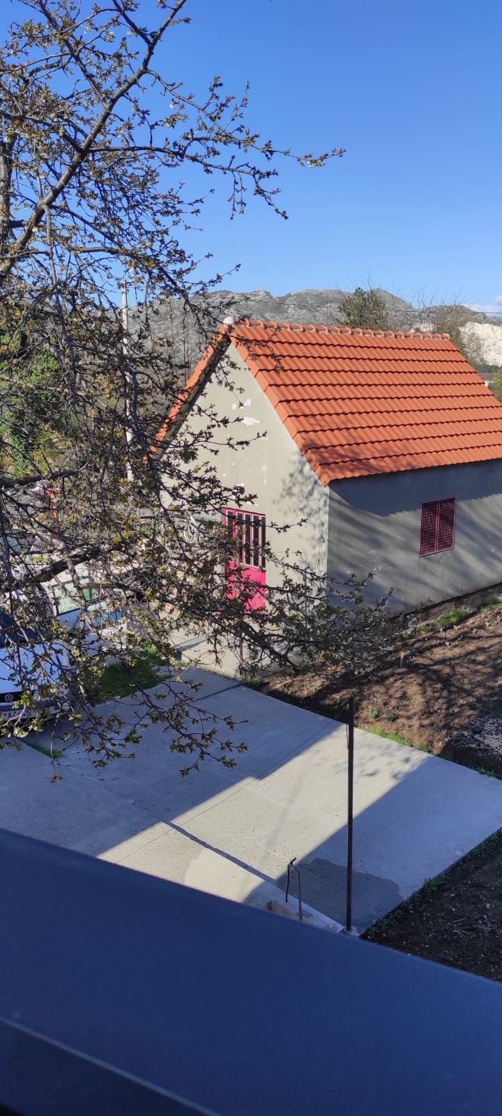 amforaproperty.com/Dve Kuće (73 m² i 50 m²) sa Pomoćnim Objekatima na Prodaju u Cetinju