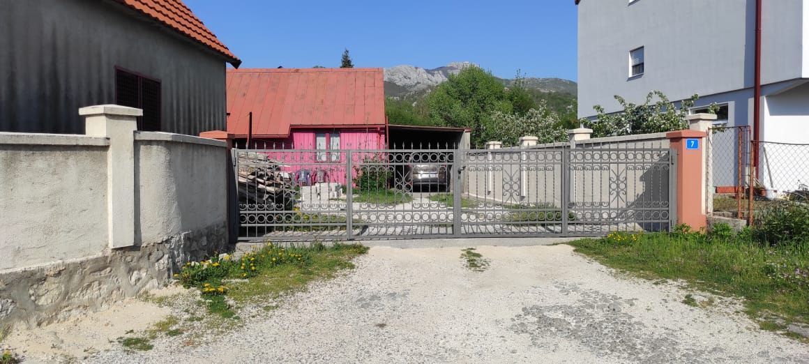 amforaproperty.com/Dve Kuće (73 m² i 50 m²) sa Pomoćnim Objekatima na Prodaju u Cetinju