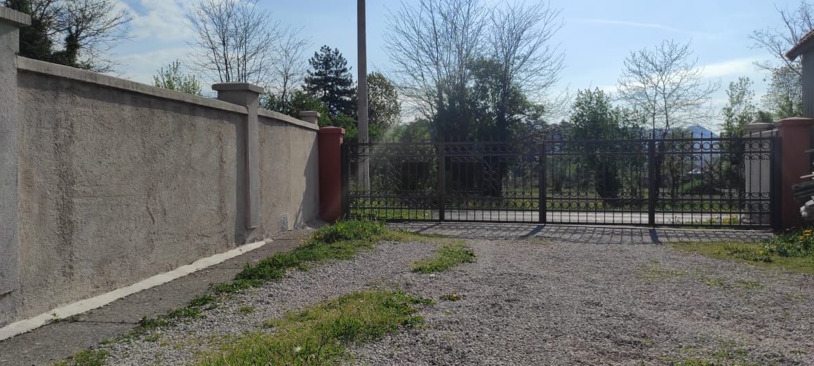 amforaproperty.com/Dve Kuće (73 m² i 50 m²) sa Pomoćnim Objekatima na Prodaju u Cetinju