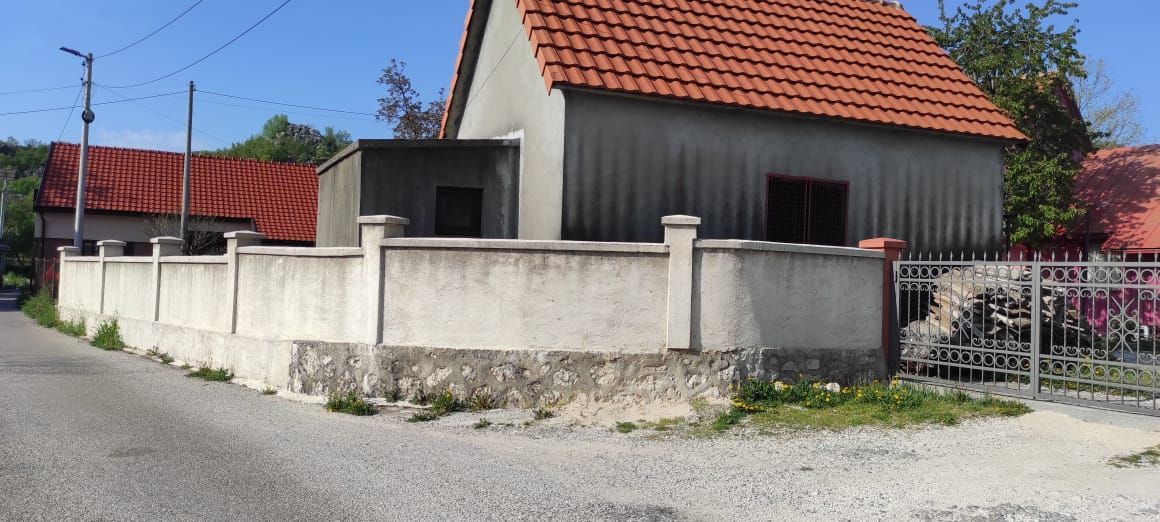 amforaproperty.com/Dve Kuće (73 m² i 50 m²) sa Pomoćnim Objekatima na Prodaju u Cetinju