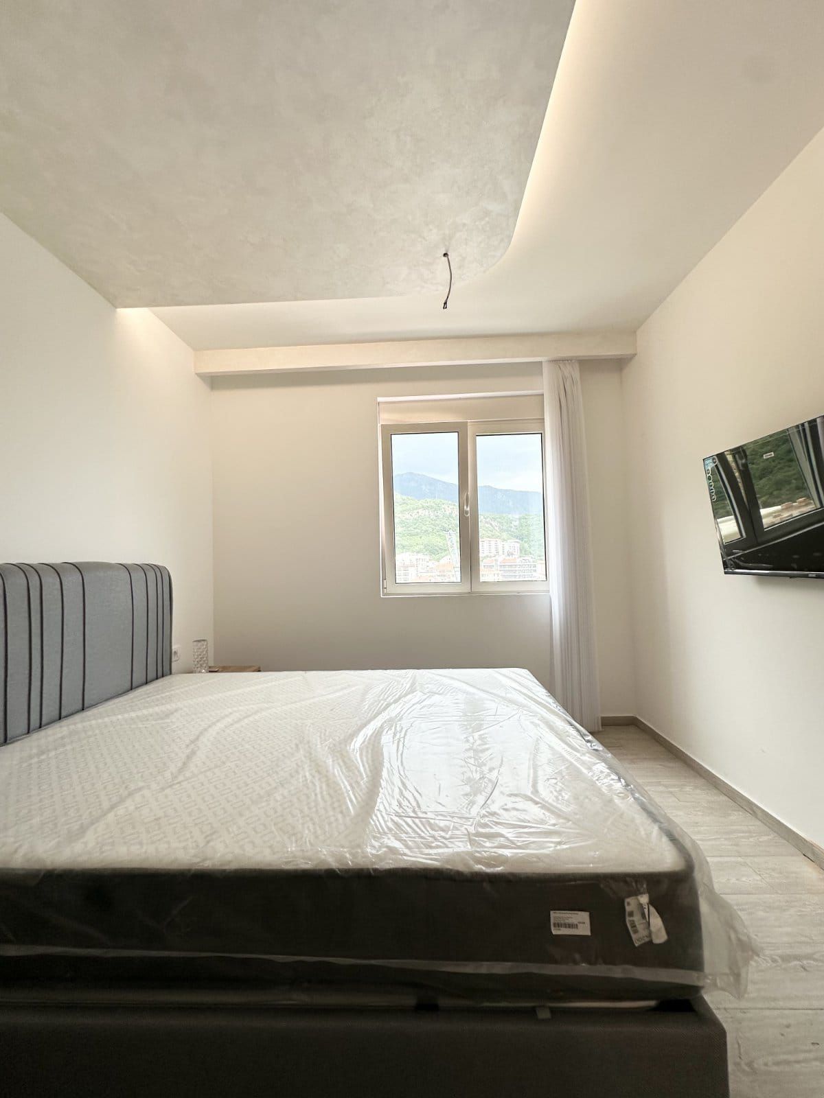 amforaproperty.com/Nov, Luksuzno Opremljen Dvosoban Stan (75m²) sa Pogledom na More u Bečićima