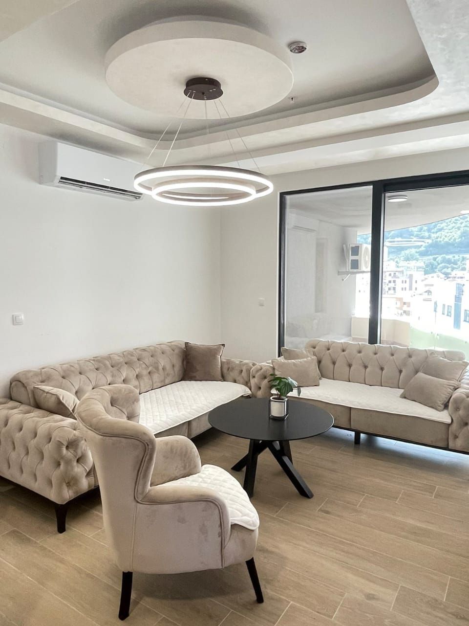 amforaproperty.com/Luksuzni Studio Apartman (57m²) sa Pogledom na More na Prvoj Liniji Mora u Rafailovićima