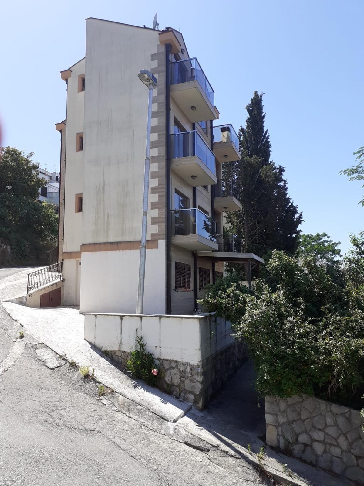 amforaproperty.com/Izdavanje Tivat,Krasici-Namesten jednosoban stan sa pogledom na more i parking mestom (na duzi period)