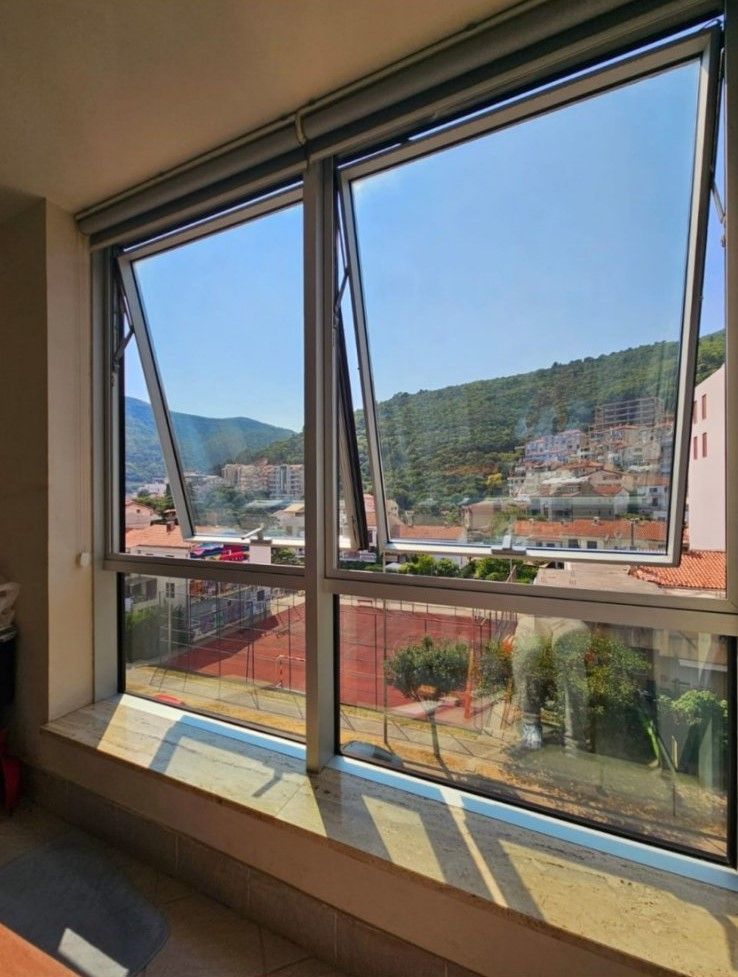 Na prodaju moderno opremljen trosoban stan 90 m² sa garažnim mestom – Budva - Amfora Real Estate