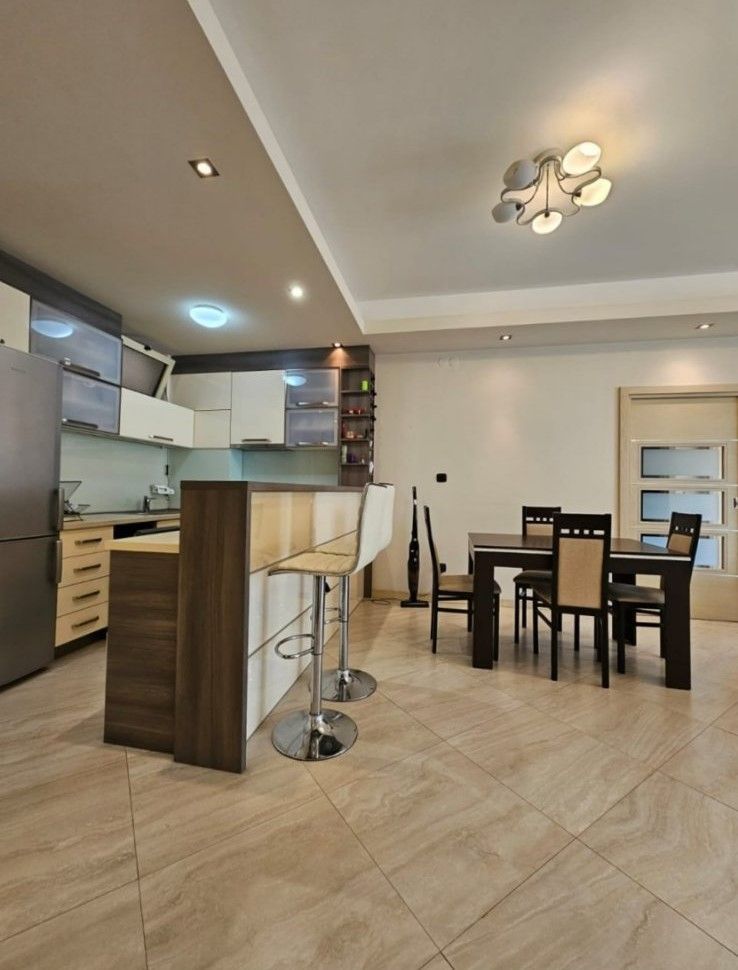 Na prodaju moderno opremljen trosoban stan 90 m² sa garažnim mestom – Budva - Amfora Real Estate