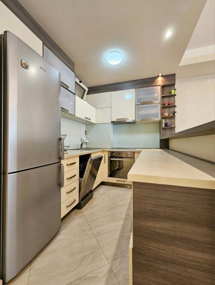 Na prodaju moderno opremljen trosoban stan 90 m² sa garažnim mestom – Budva - Amfora Real Estate