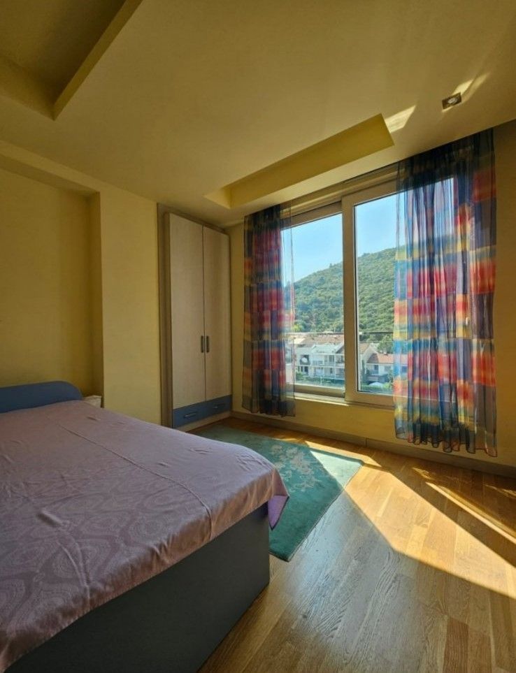 Na prodaju moderno opremljen trosoban stan 90 m² sa garažnim mestom – Budva - Amfora Real Estate