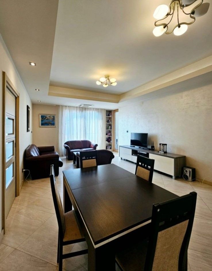 Na prodaju moderno opremljen trosoban stan 90 m² sa garažnim mestom – Budva - Amfora Real Estate