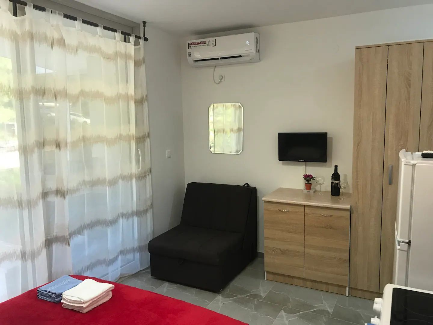 amfora/Moderno opremlje studio apartman u Rafailovicima (na duzi period)