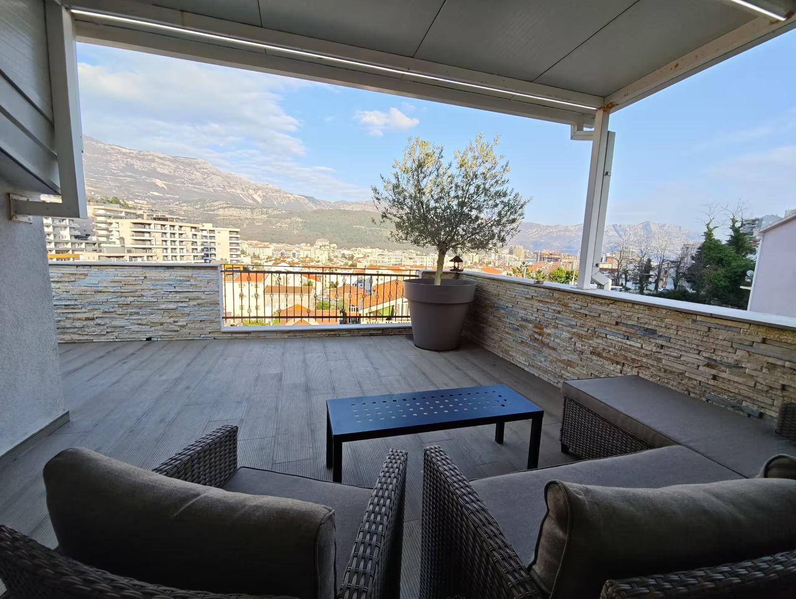 Dvosoban stan sa pogledom na more i grad, Budva (Izdavanje na period od 01.10.2026 do 01.06.2027) - Amfora Real Estate