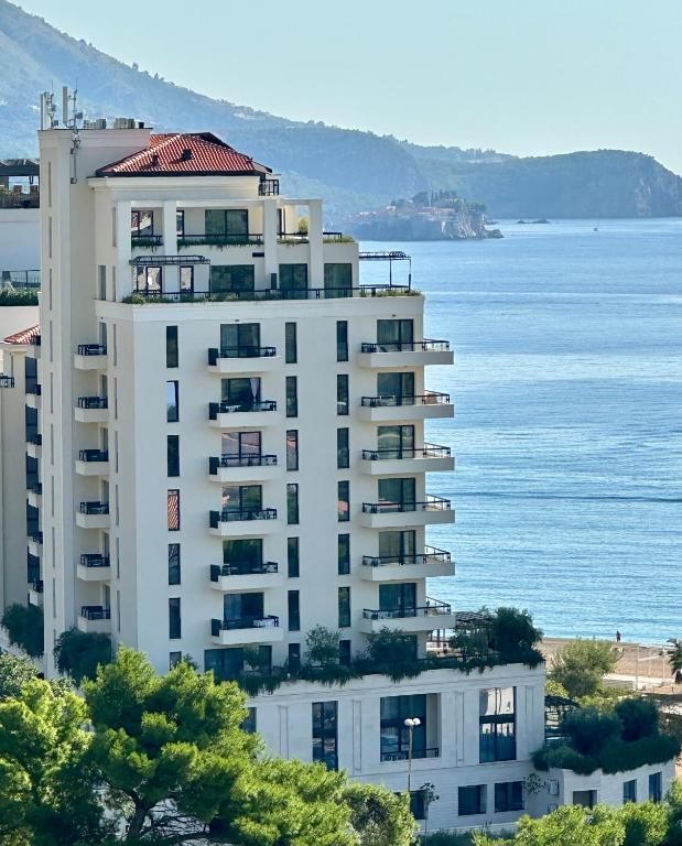 amforaproperty.com/Dvosoban luksuzno opremljen stan na prvoj liniji do mora sa pogledom na more, Bečići (Dostupan do 1.06.2025)