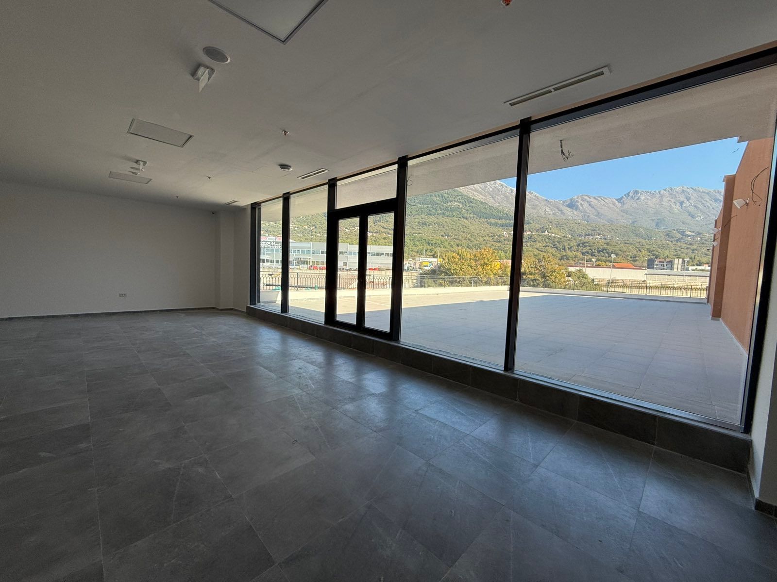 amfora/Atraktivna Ponuda – Poslovni Prostor (Igraonica) 160m2 + 200m2 terase u Novom Šoping Centru, Kotor (Radanovići) -IZDAVANJE NA DUZI PERIOD