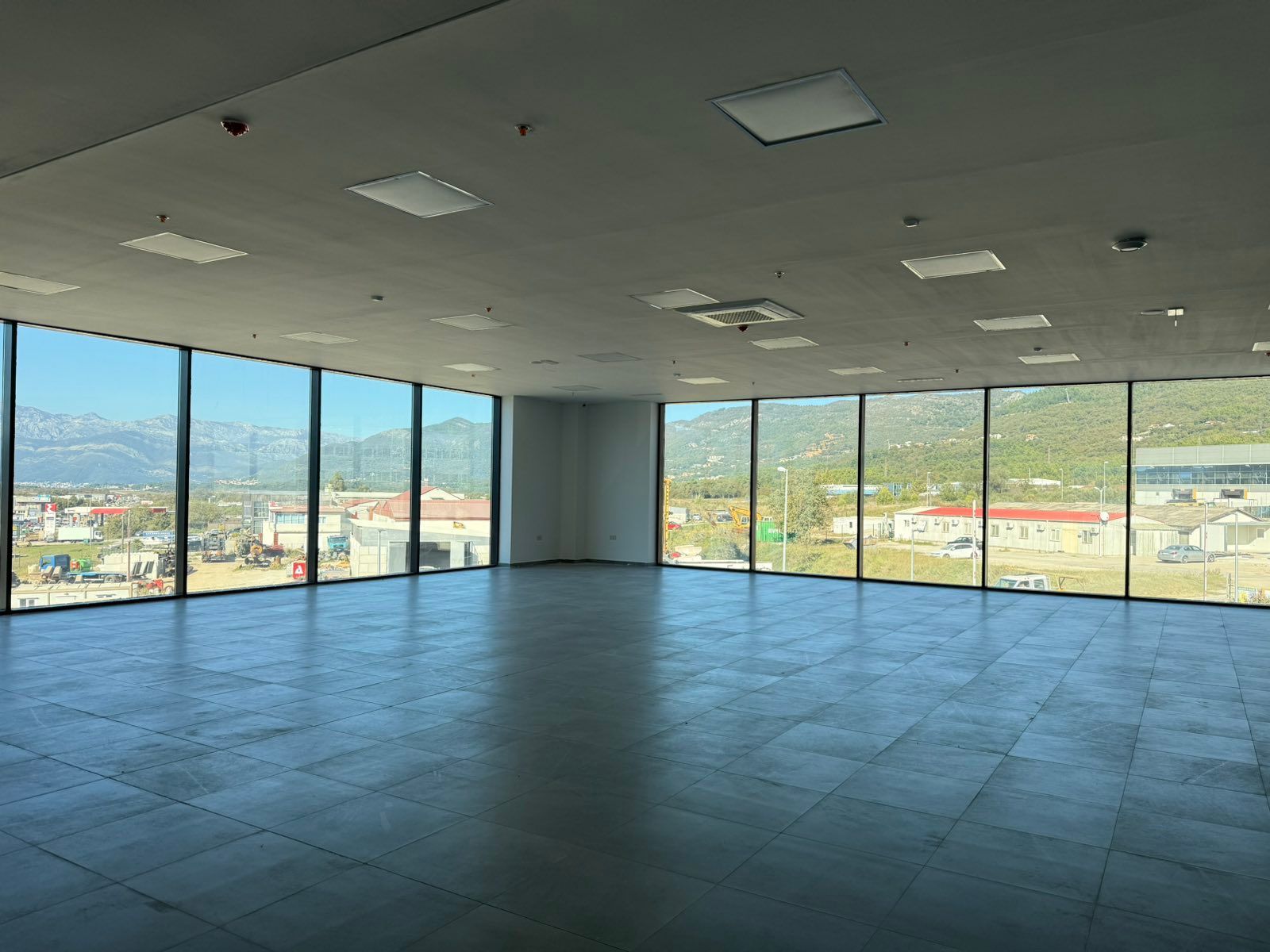 amforaproperty.com/Atraktivna Ponuda – Poslovni Prostor 144m2 za Izdavanje u Novom Šoping Centru, Kotor (Radanovići)