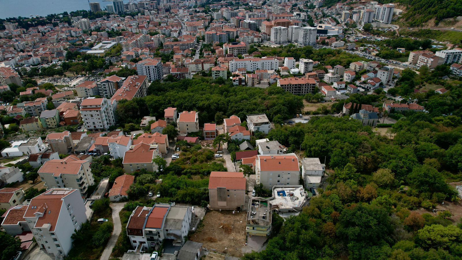 HITNA PRODAJA! Urbanizovan plac 500m² sa pogledom na more – Budva - Amfora Real Estate
