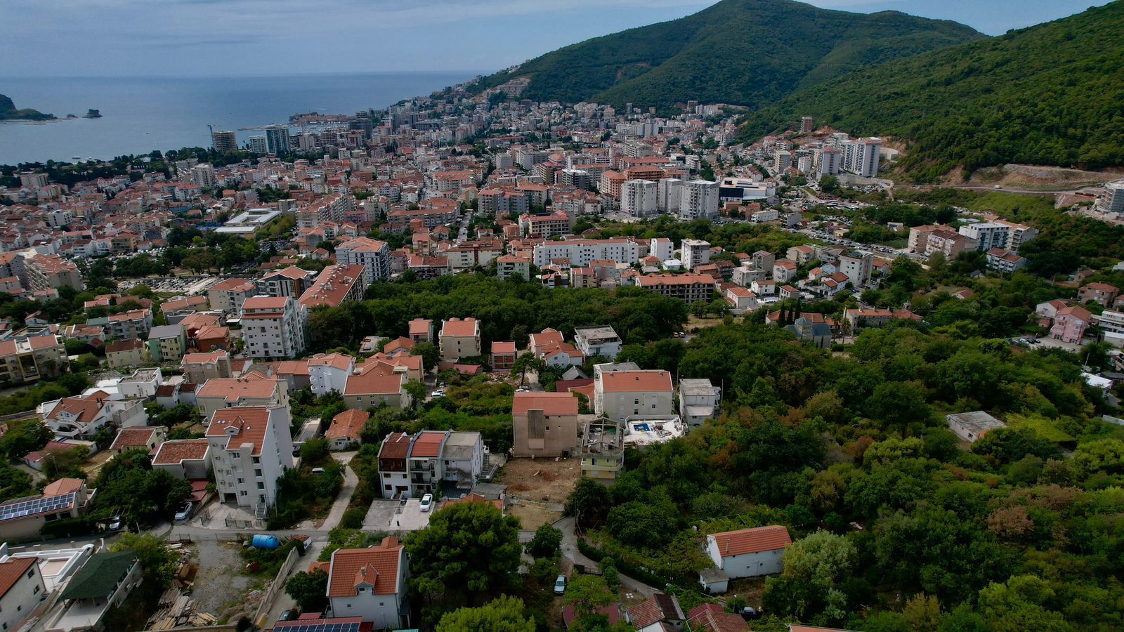 HITNA PRODAJA! Urbanizovan plac 500m² sa pogledom na more – Budva - Amfora Real Estate