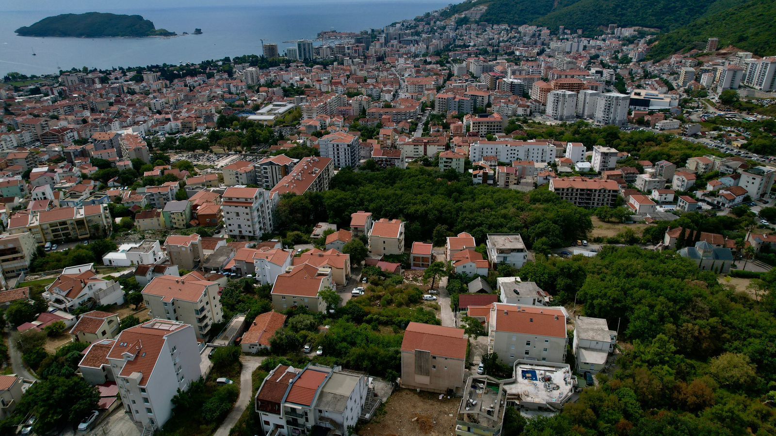 HITNA PRODAJA! Urbanizovan plac 500m² sa pogledom na more – Budva - Amfora Real Estate