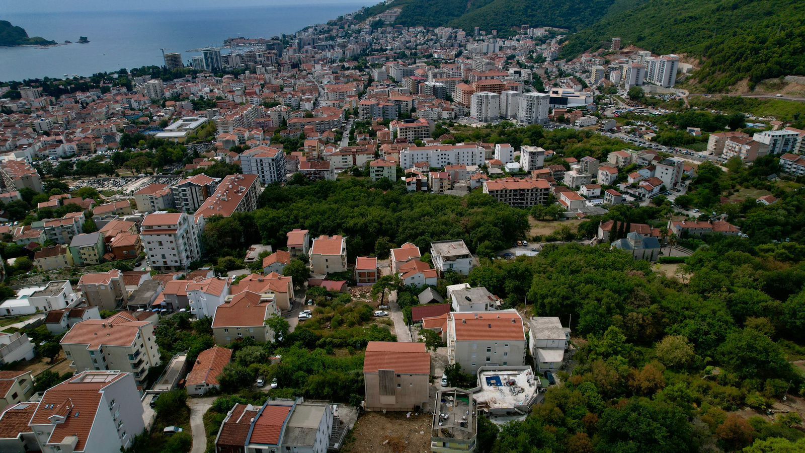 HITNA PRODAJA! Urbanizovan plac 500m² sa pogledom na more – Budva - Amfora Real Estate