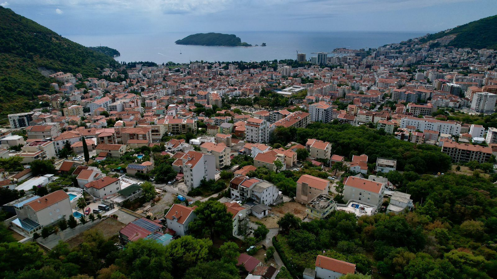HITNA PRODAJA! Urbanizovan plac 500m² sa pogledom na more – Budva - Amfora Real Estate