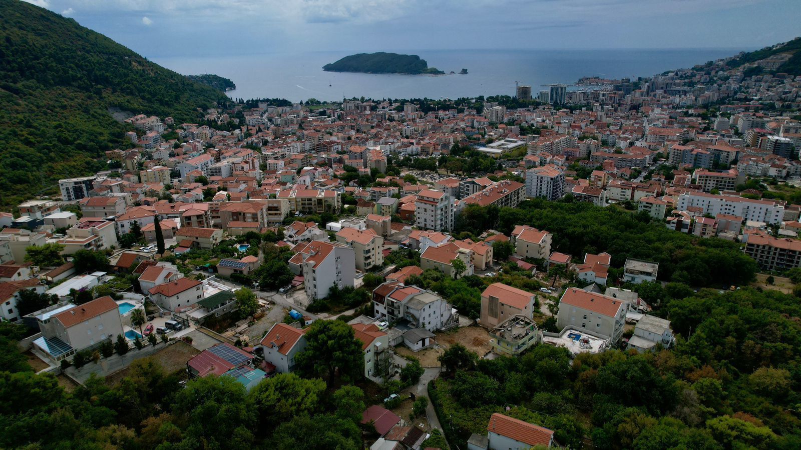 HITNA PRODAJA! Urbanizovan plac 500m² sa pogledom na more – Budva - Amfora Real Estate