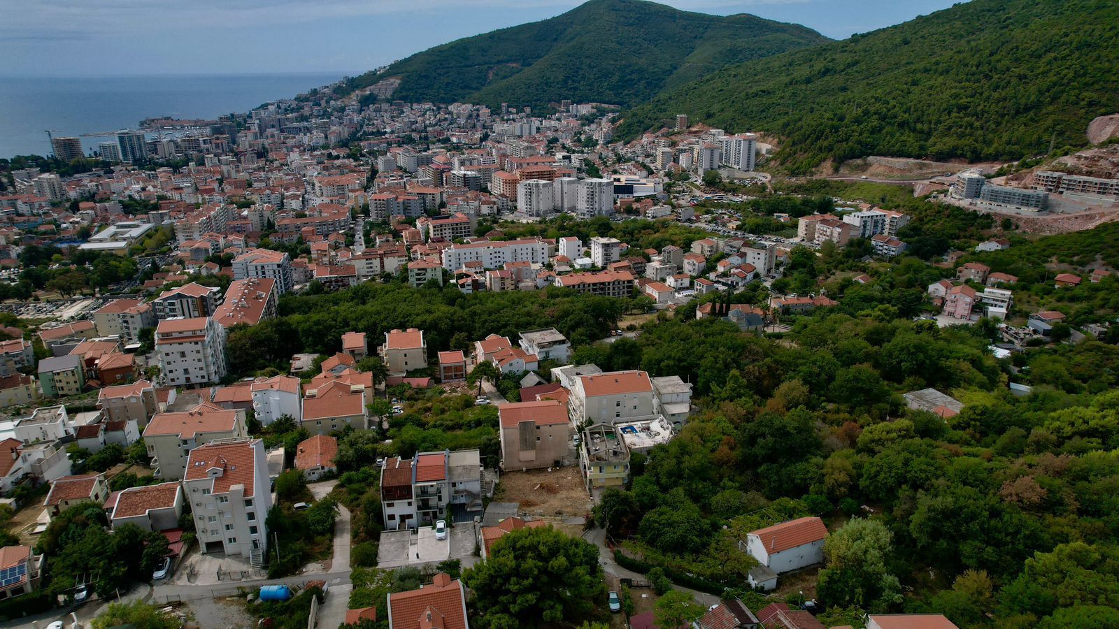 HITNA PRODAJA! Urbanizovan plac 500m² sa pogledom na more – Budva - Amfora Real Estate