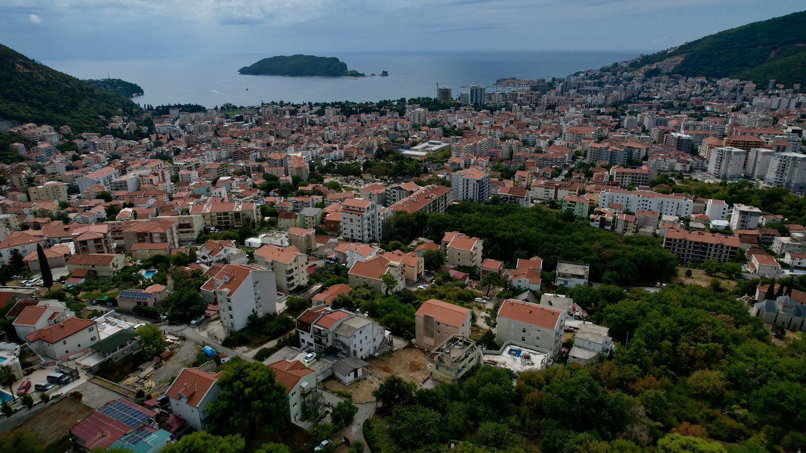 HITNA PRODAJA! Urbanizovan plac 500m² sa pogledom na more – Budva - Amfora Real Estate