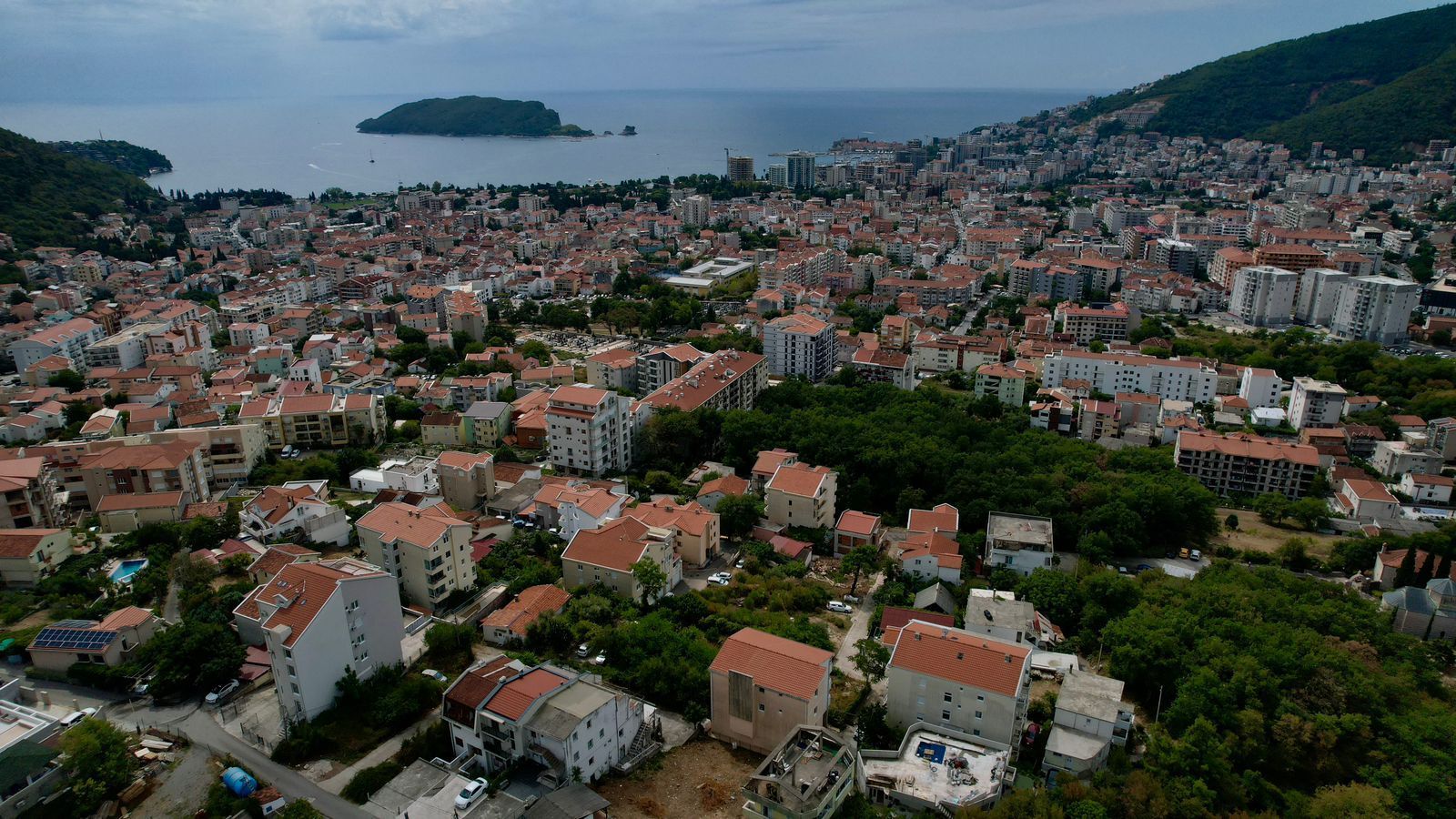 HITNA PRODAJA! Urbanizovan plac 500m² sa pogledom na more – Budva - Amfora Real Estate