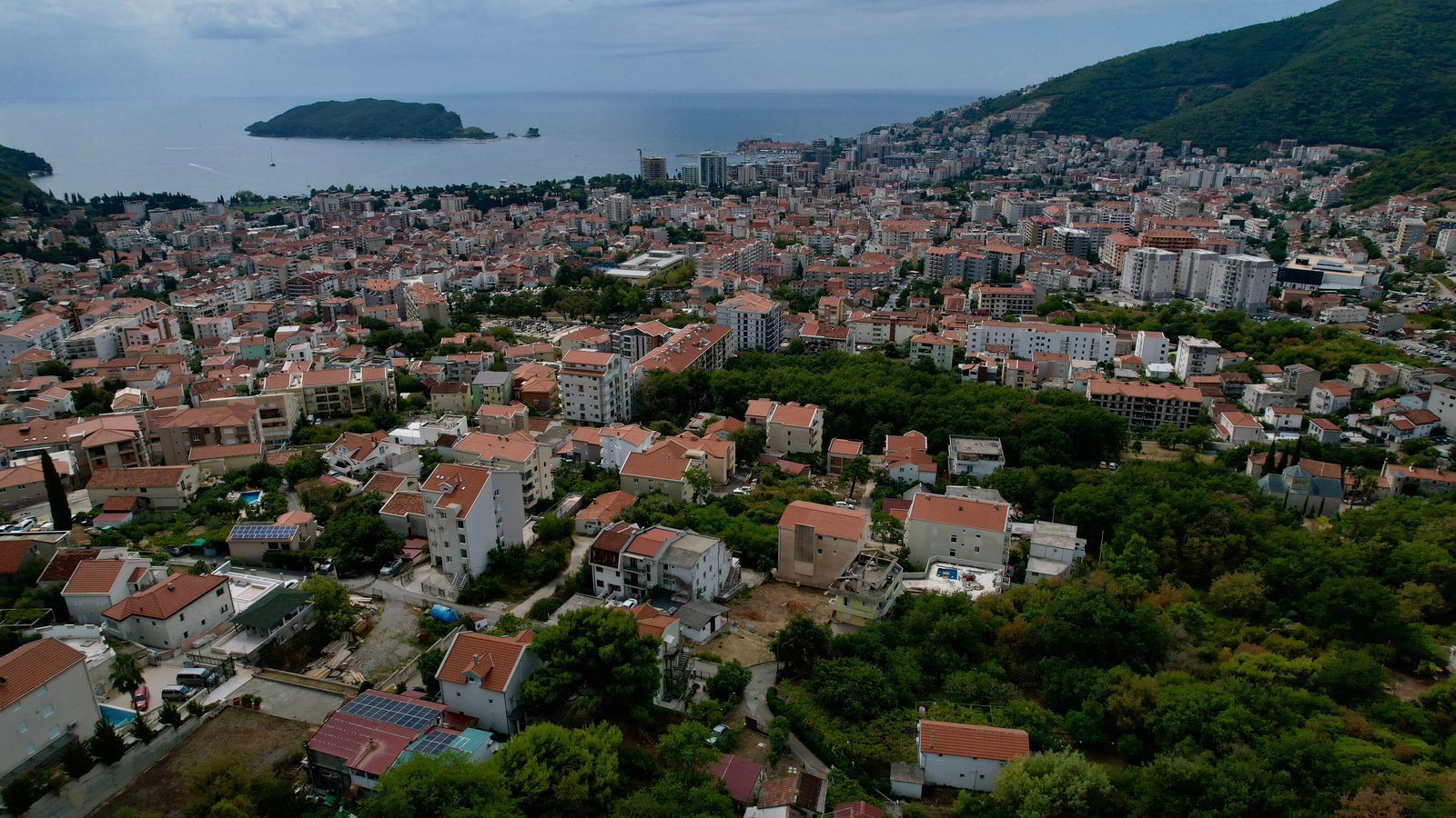 HITNA PRODAJA! Urbanizovan plac 500m² sa pogledom na more – Budva - Amfora Real Estate