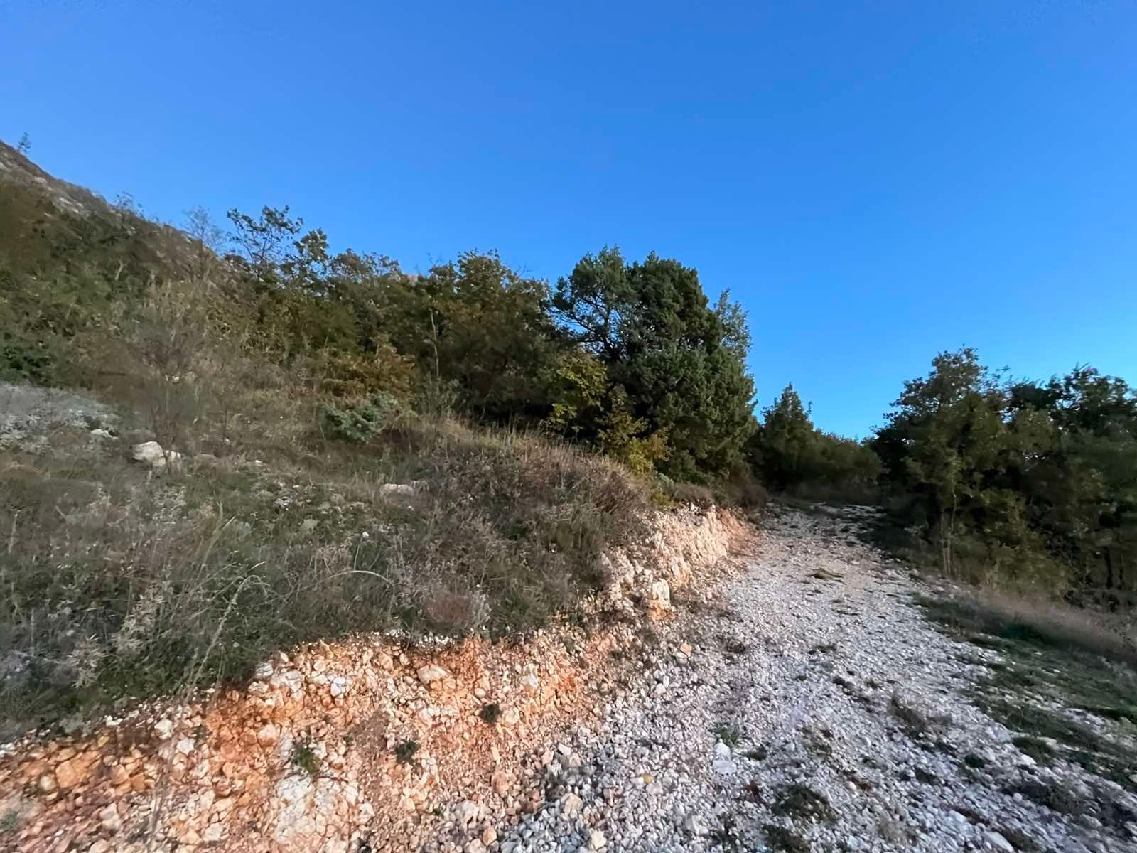 amforaproperty.com/Neurbanizovano Zemljište 42,305 m² sa Panoramskim Pogledom na More – Njeguši, Cetinje