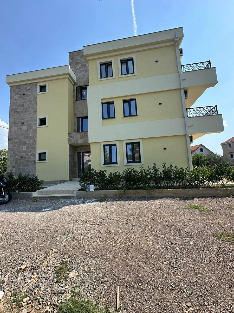 amforaproperty.com/Ekskluzivna Ponuda Stanova u Novoj Zgradi, 150m od Mora, Tivat (Jednosoban 44m² + 91m² Bašta) sa Parking Mestom i Bez Poreza od 3%