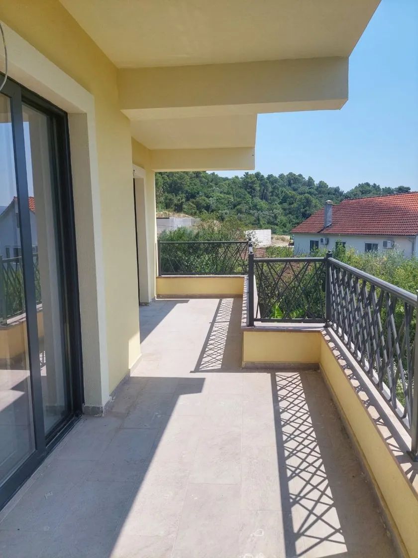 amforaproperty.com/Ekskluzivna Ponuda Stanova u Novoj Zgradi, 150m od Mora, Tivat (Jednosoban 44m² + 91m² Bašta) sa Parking Mestom i Bez Poreza od 3%