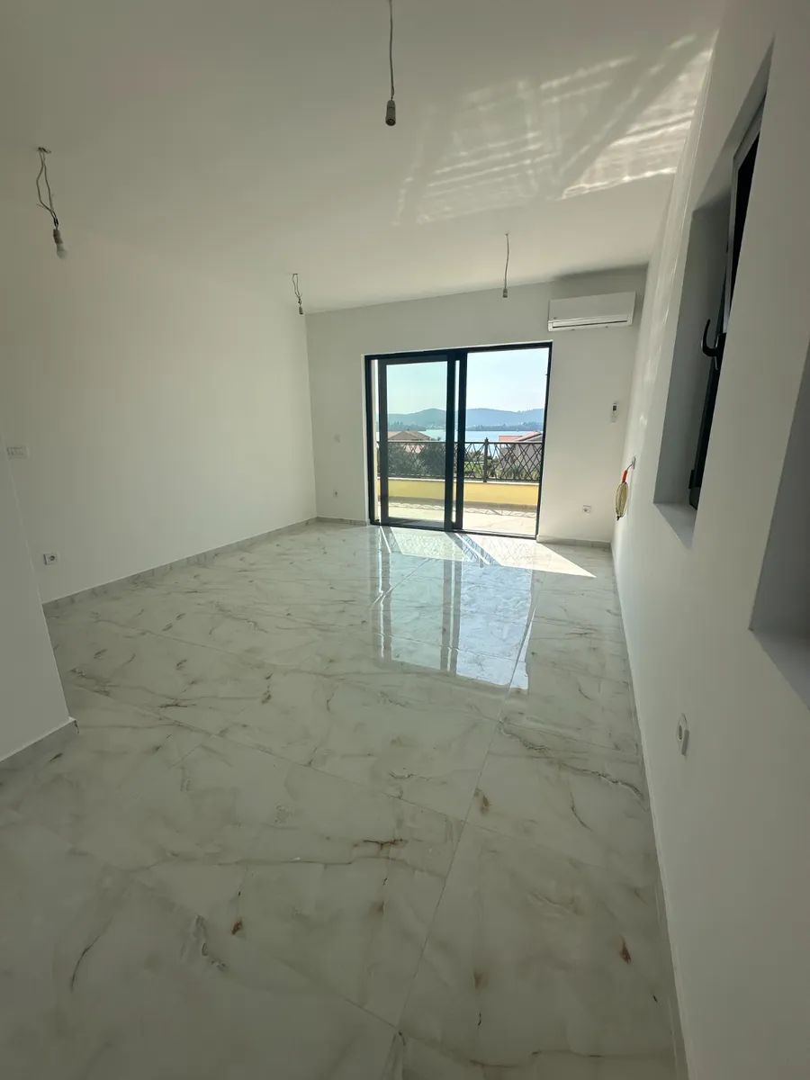 amforaproperty.com/Ekskluzivna Ponuda Stanova u Novoj Zgradi, 150m od Mora, Tivat (Jednosoban 44m² + 91m² Bašta) sa Parking Mestom i Bez Poreza od 3%