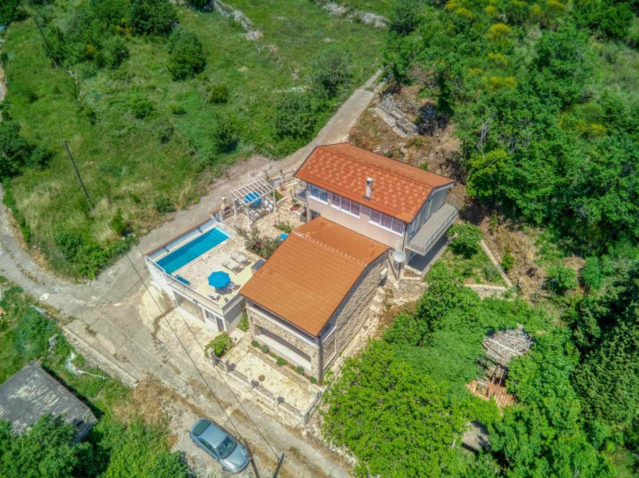 amforaproperty.com/Kamena vila sa bazenom i panoramskim pogledom na more – Buljarica