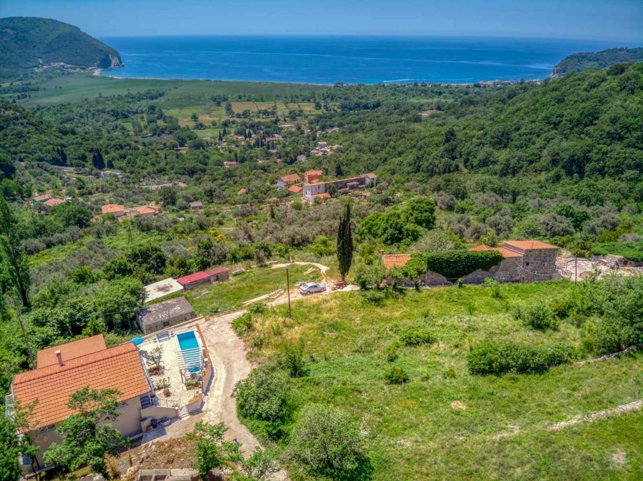 amforaproperty.com/Kamena vila sa bazenom i panoramskim pogledom na more – Buljarica