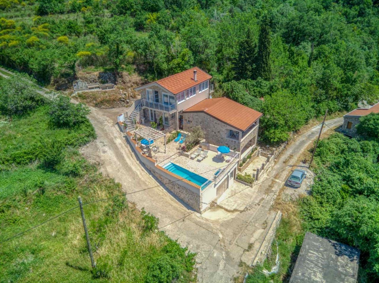 amforaproperty.com/Kamena vila sa bazenom i panoramskim pogledom na more – Buljarica