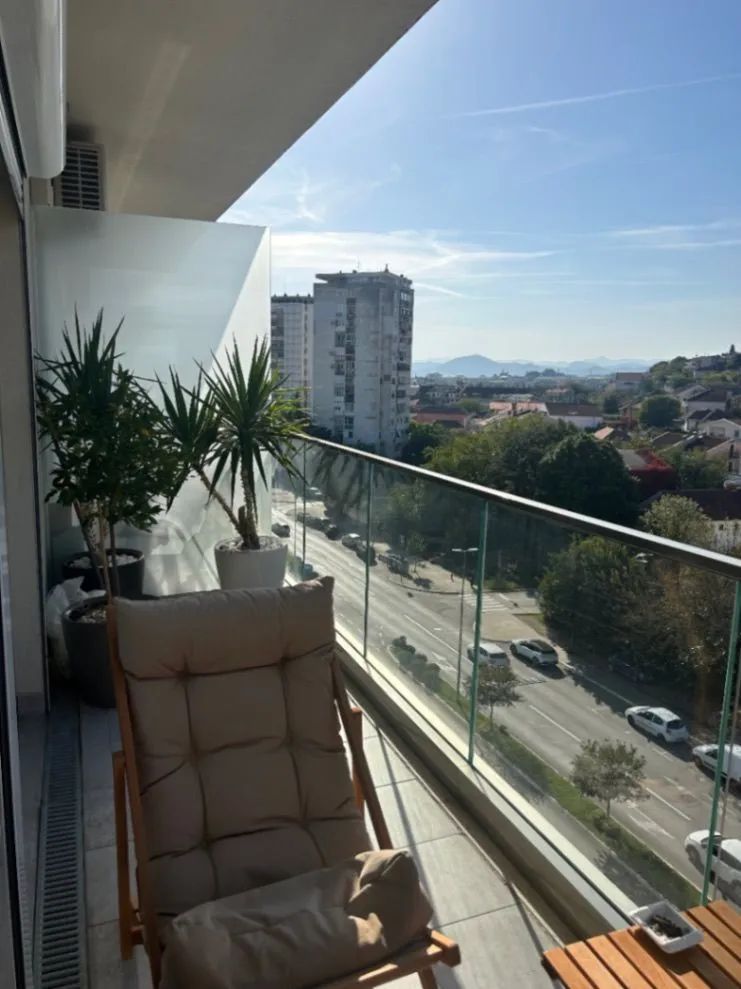 amforaproperty.com/Kompletno namesten duplex u zgradi Vezir na obali Morace-Podgorica