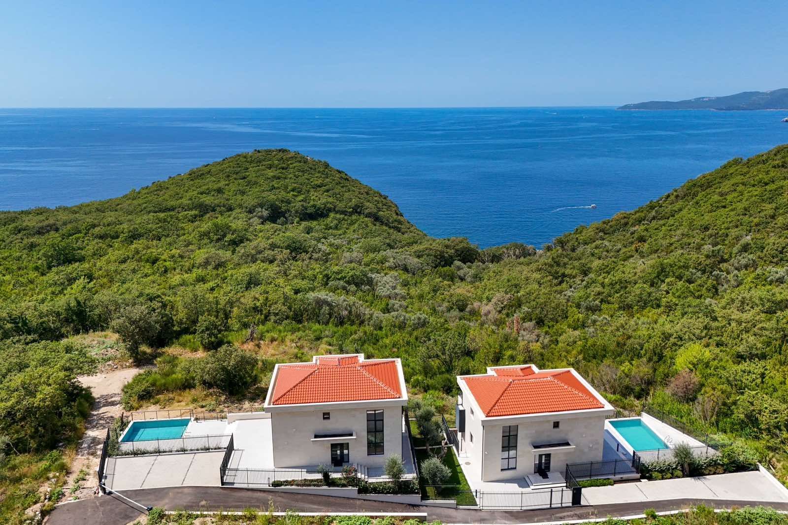 amforaproperty.com/Budva, Reževići – Nova Luksuzna Vila sa Pogledom na More i Bazenom