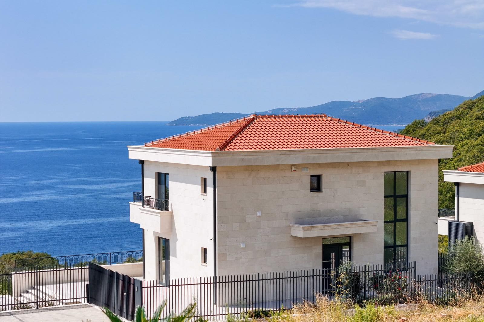 amforaproperty.com/Budva, Reževići – Nova Luksuzna Vila sa Pogledom na More i Bazenom