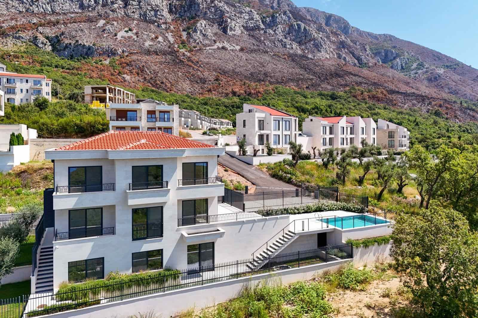 amforaproperty.com/Budva, Reževići – Nova Luksuzna Vila sa Pogledom na More i Bazenom