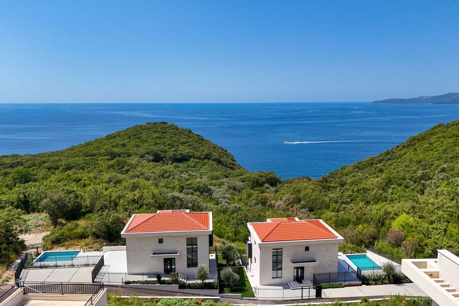 amforaproperty.com/Budva, Reževići – Nova Luksuzna Vila sa Pogledom na More i Bazenom