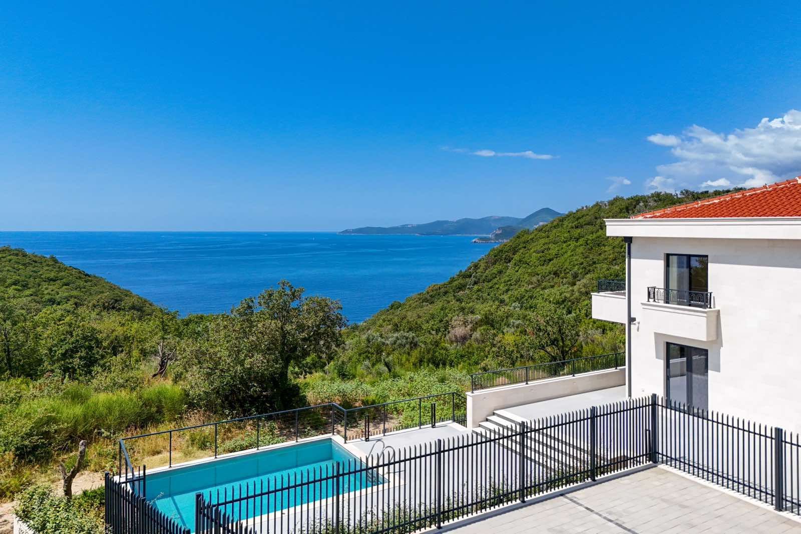 amforaproperty.com/Budva, Reževići – Nova Luksuzna Vila sa Pogledom na More i Bazenom