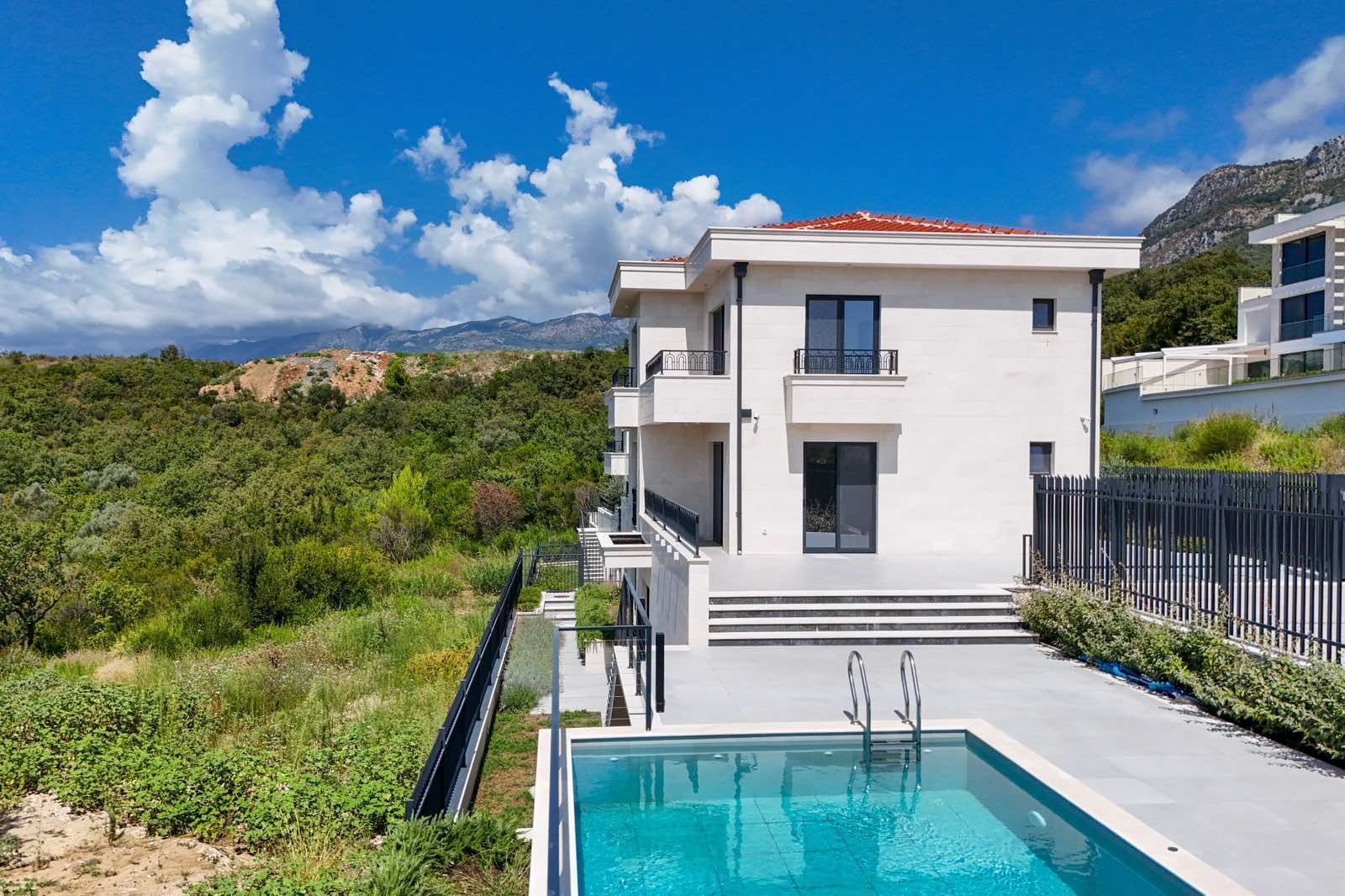 amforaproperty.com/Budva, Reževići – Nova Luksuzna Vila sa Pogledom na More i Bazenom