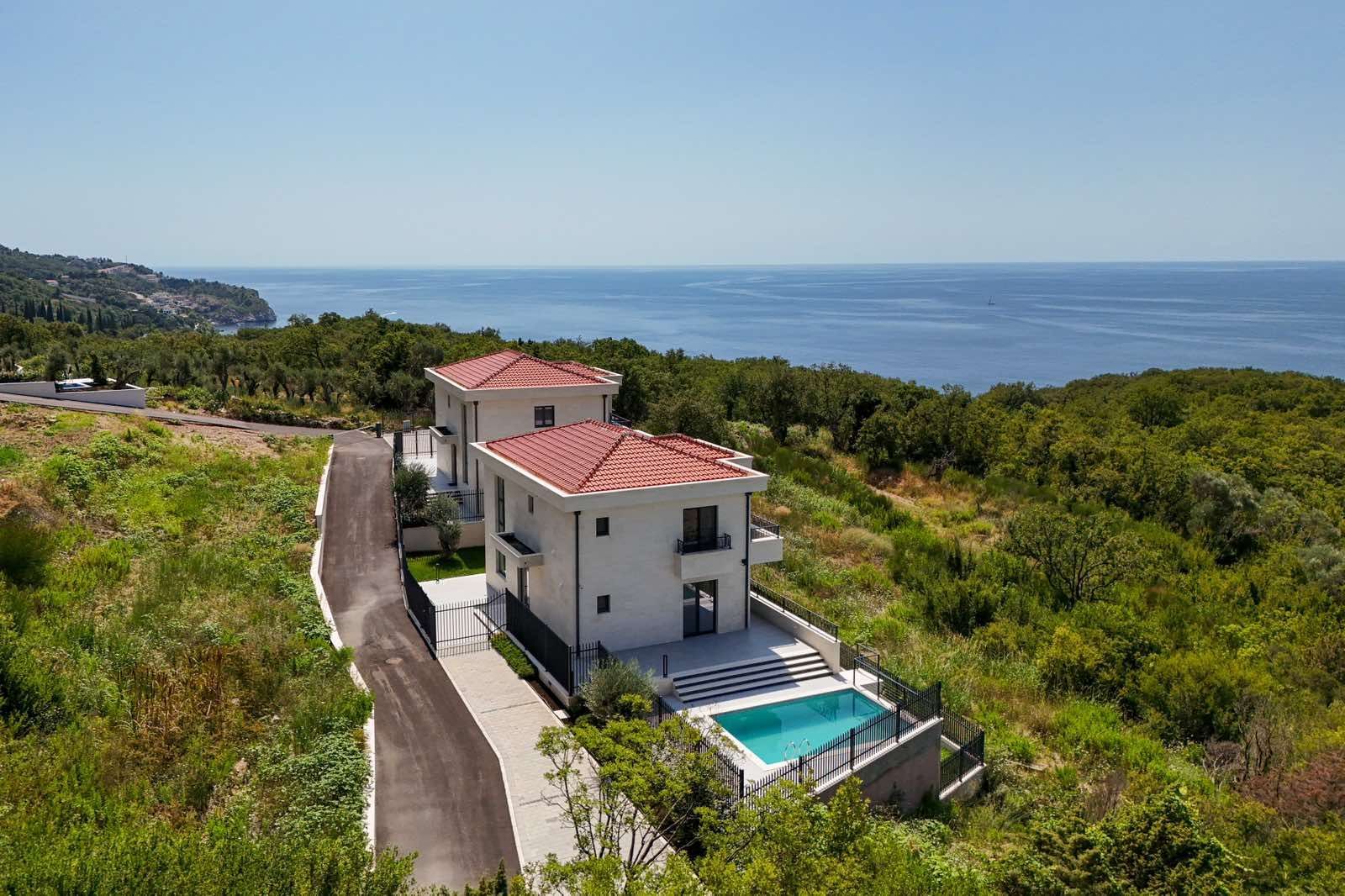 amforaproperty.com/Budva, Reževići – Nova Luksuzna Vila sa Pogledom na More i Bazenom