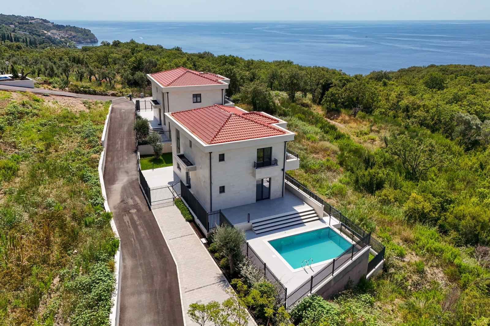 amforaproperty.com/Budva, Reževići – Nova Luksuzna Vila sa Pogledom na More i Bazenom