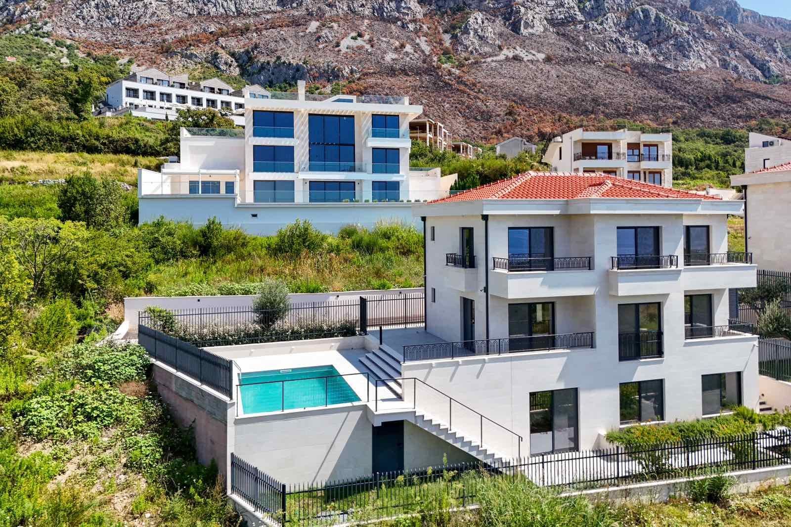 amforaproperty.com/Budva, Reževići – Nova Luksuzna Vila sa Pogledom na More i Bazenom