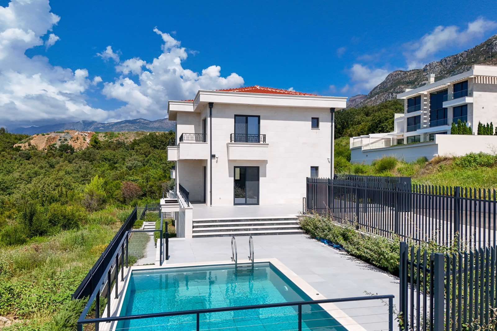 amforaproperty.com/Budva, Reževići – Nova Luksuzna Vila sa Pogledom na More i Bazenom