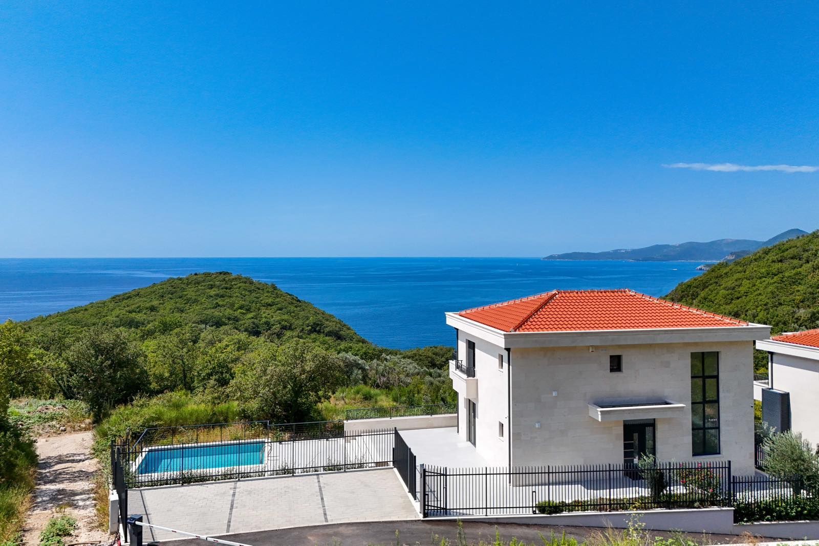 amforaproperty.com/Budva, Reževići – Nova Luksuzna Vila sa Pogledom na More i Bazenom