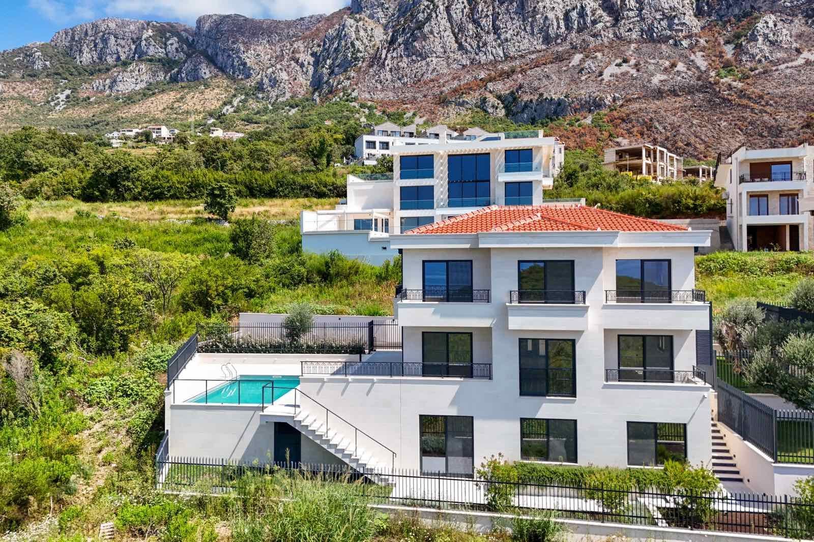 amforaproperty.com/Budva, Reževići – Nova Luksuzna Vila sa Pogledom na More i Bazenom